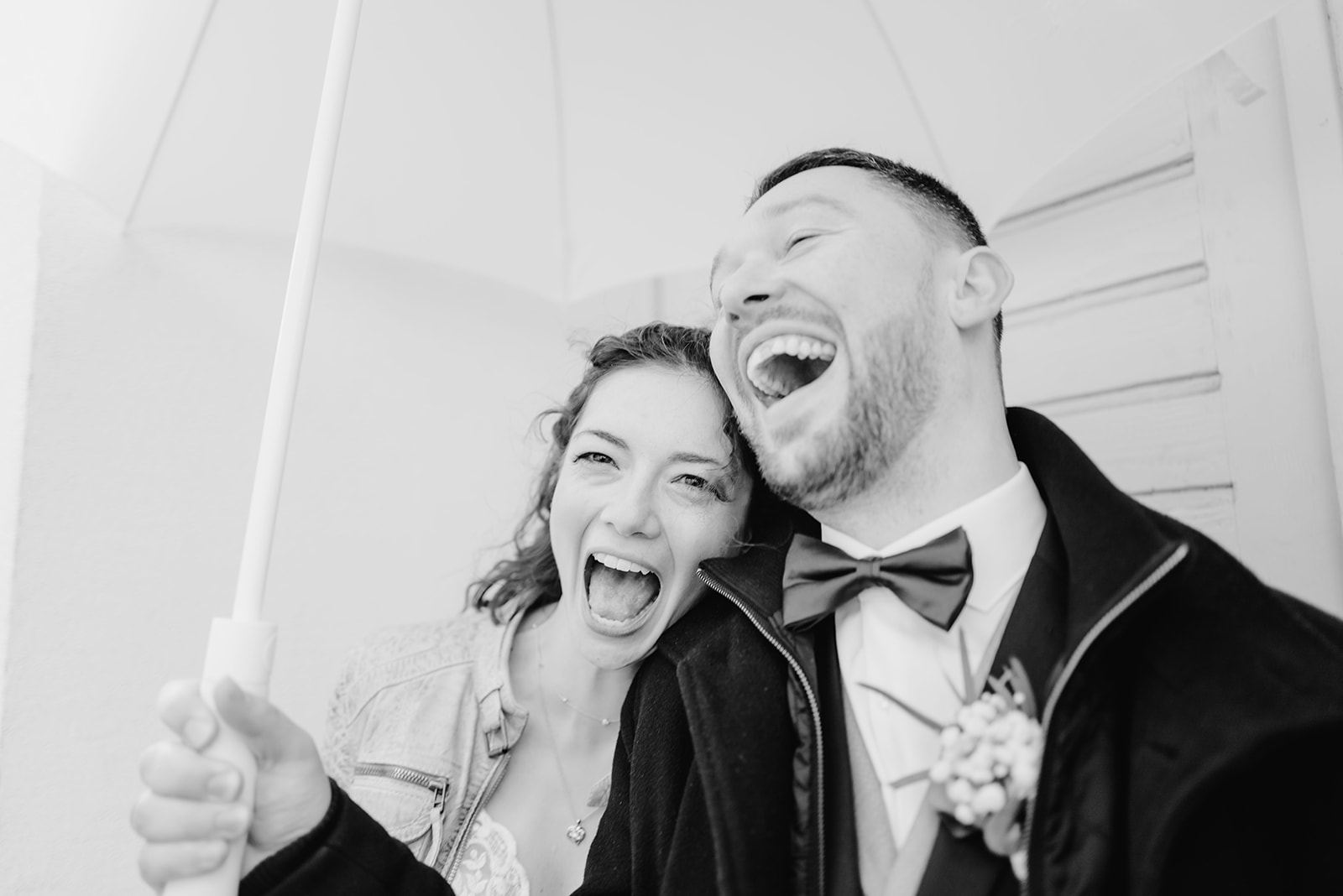 Emotionale Hochzeitsfotografie - Lachendes Brautpaar