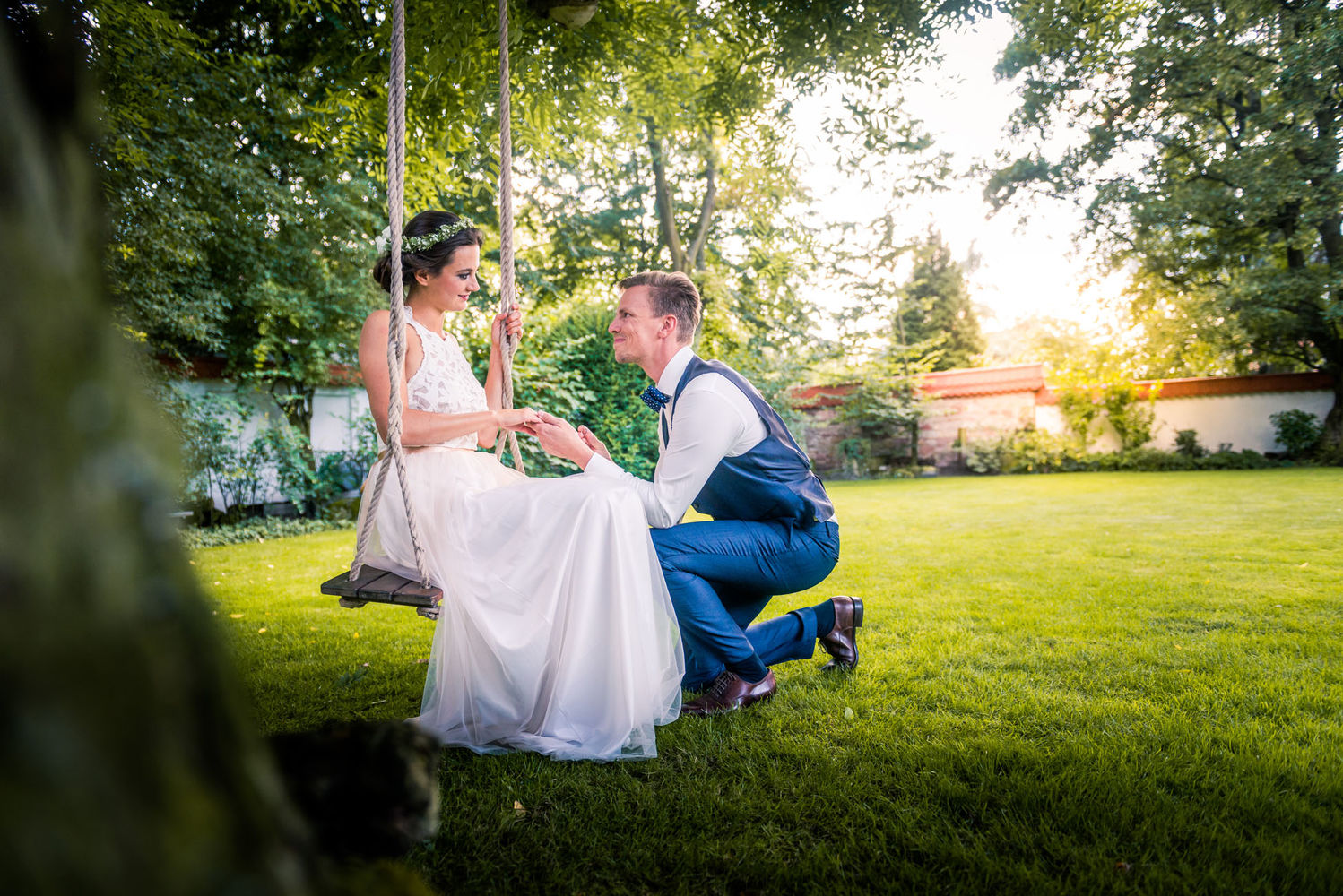 Brautpaar auf Schaukel - Hochzeitsfotograf Sinsheim